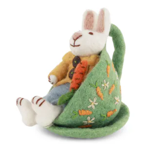 Hovedbilde Liten hvit guttekanin i en kopp med gulrot